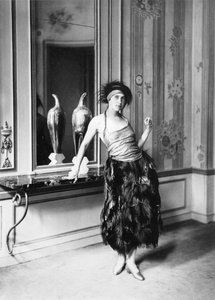 Madame Poiret in einem Kleid von Paul Poiret (1879-1944) 1919